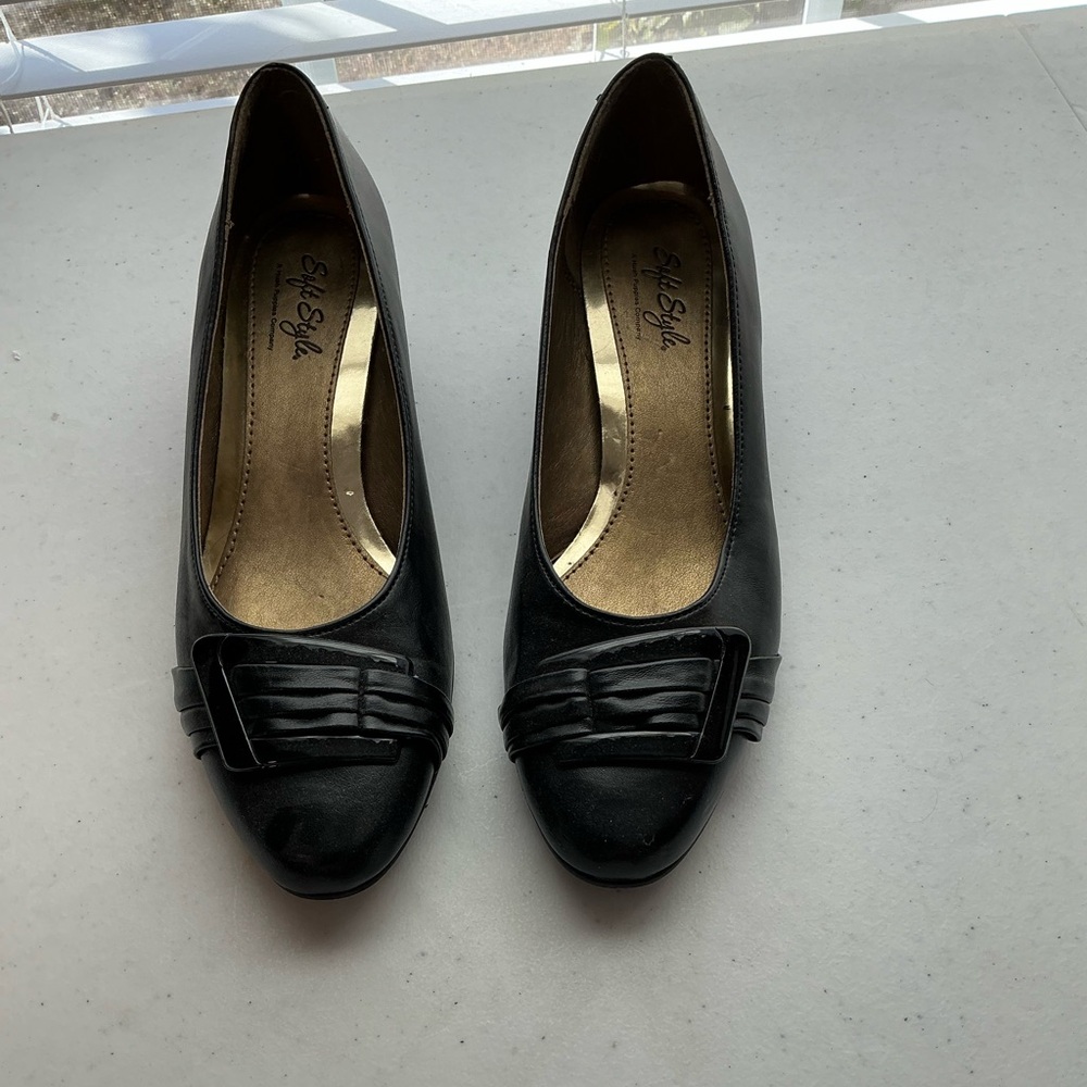 Sleek Black Women's Shoes